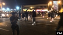 Des protestataires à Ferguson, dans le Missourr, le 10 août 2015 (Kane Farabaugh/VOA News)