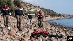 Turski paravojni policajci stoje pored tela migranta na plaži u Turskoj, 30. januar 2016.