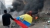 Un manifestante lleva la bandera ecuatoriana durante una protesta contra el presidente de Ecuador Lenín Moreno.