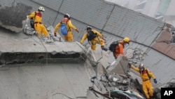 Các nhân viên cứu hộ tìm kiếm người sống sót tại tòa nhà 17 tầng đổ sập trong trận động đất mạnh 6,4 độ richter hôm 6/2.
