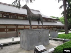 靖国神社内为二战期间日本皇军阵亡战马树立的慰灵像。（美国之音王南拍摄）