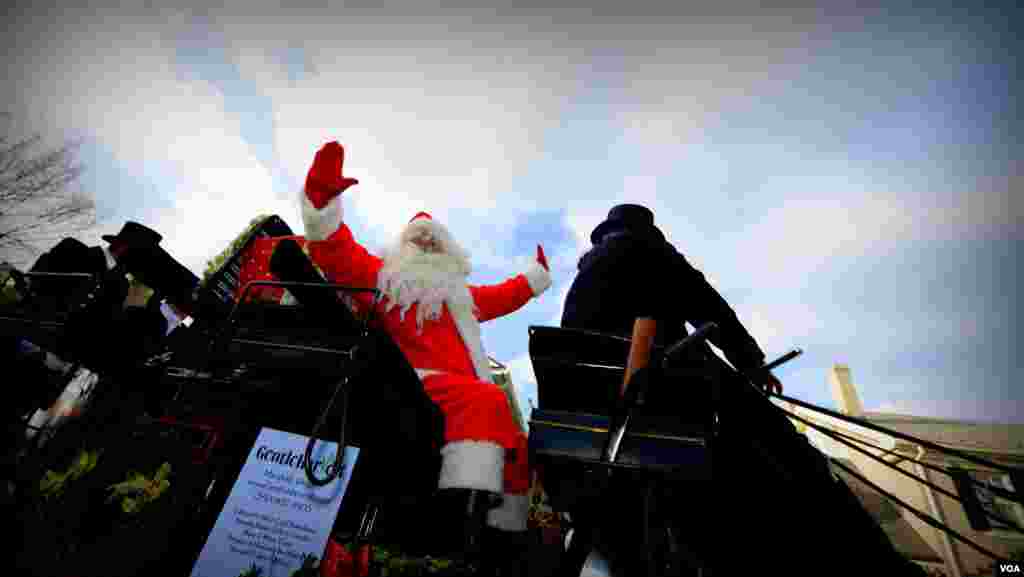 Санта-Клаус приветствует горожан