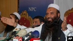 Saifullah Khalid, (kanan), tokoh agama dan petinggi kelompok militan terlarang Jamaat-ud-Dawa yang sekarang menjabat presiden dari Partai Liga Mili Muslim, berbicara dalam sebuah konferensi pers di Islamabad, Pakistan, 7 Agustus 2017.