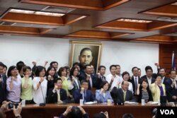 立法院民进党团立法委员 (美国之音杨明拍摄)