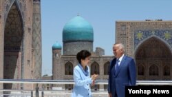 우즈베키스탄을 방문한 박근혜 한국 대통령이 이슬람 카리모프 우즈베키스탄 대통령과 18일 사마르칸트 레기스탄 광장의 옛 유적지를 둘러보고 있다.