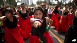 Para perempuan Peru merayakan hari Perempuan International dengan melakukan parade untuk memprotes perkosaan dan kekerasan terhadap perempuan di Lima, Peru (7/3). 