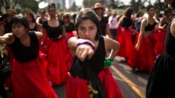Des femmes interprétant la chanson chilienne contre la violence sexiste, «Un violeur sur votre chemin», à l'occasion de la Journée mondiale des droits de la femme, à Lima, au Pérou, le 8 mars 2020. (AP)