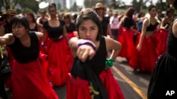 Des femmes interprétant la chanson chilienne contre la violence sexiste, «Un violeur sur votre chemin», à l'occasion de la Journée mondiale des droits de la femme, à Lima, au Pérou, le 8 mars 2020. (AP)