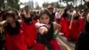 秘鲁妇女走上首都利马的街头游行示威，庆祝国际妇女节（2020年3月7号）。
