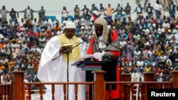 Prezida mushasha wa Gambiya, Adama Barrow mu birori vyo kwimikwa k'umugaragaro