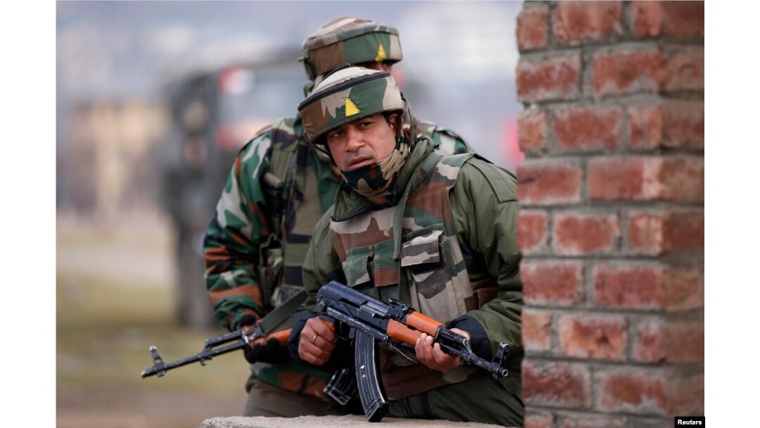 Tentara India bersiap di dekat lokasi baku tembak di pinggiran Srinagar, 22 Februari 2016.