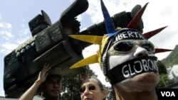 Decenas de venezolanos demostraron su apoyo a la cadena Globovisión ante la millonaria multa impuesta por agencias de gobierno.