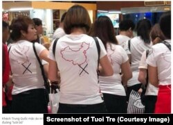 Chinese tourists wearing 9-dash line T-shirts (screenshot of Tuoi Tre website