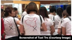 Chinese tourists wearing 9-dash line T-shirts at Cam Ranh airport. Tuoi Tre website in Vietnam crossed out the 9-dash line on the T-shirt. (screenshot of Tuoi Tre website)