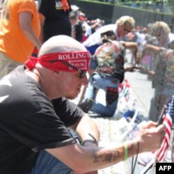 滚雷老兵在越战纪念墙前寻找死去战友的名字