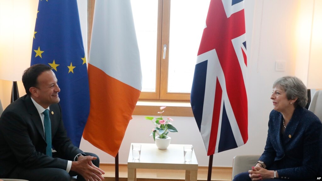 Perdana Menteri Inggris Theresa May (kanan) dan Perdana Menteri Irlandia, Leo Varadkar di Brussels, 28 Juni 2018. (Foto: dok).