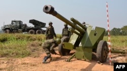 Des soldats congolais (FARDC) installent une pièce d'artillerie près d'un lance-roquettes mobile à Matombo, à 35km de Beni au Nord Kivu, le 13 janvier 2018.