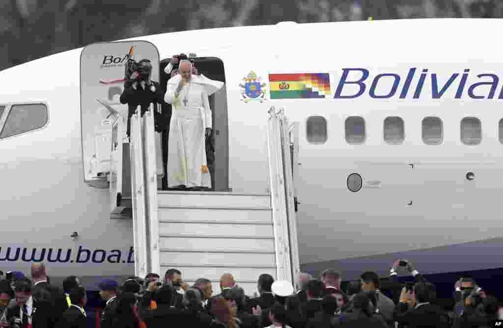 O Papa despede-se o Equador ao entrar para avião que o levou à Bolívia, 8 de Julho, 2015.