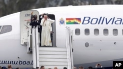 El papa Francisco llegó a La Paz donde permanecerá unas horas antes de volar a Santa Cruz.