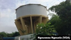 Le château d'eau de Batignolles à Brazzaville, Congo, le 16 mai 2017. (VOA/Ngoussou Ngouela)
