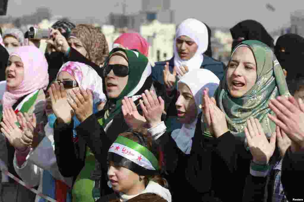 Syrian protesters living in Jordan shout slogans against Syria's President Bashar al-Assad during a protest outside the Syrian embassy in Amman December 14, 2012. REUTERS/Muhammad Hamed (JORDAN - Tags: POLITICS CIVIL UNREST)