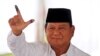 Calon presiden Prabowo Subianto menunjukkan jarinya usai melaksanakan hak pilihnya di Bogor, Jawa Barat, 17 April 2019. (Foto: Willy Kurniawan/Reuters)