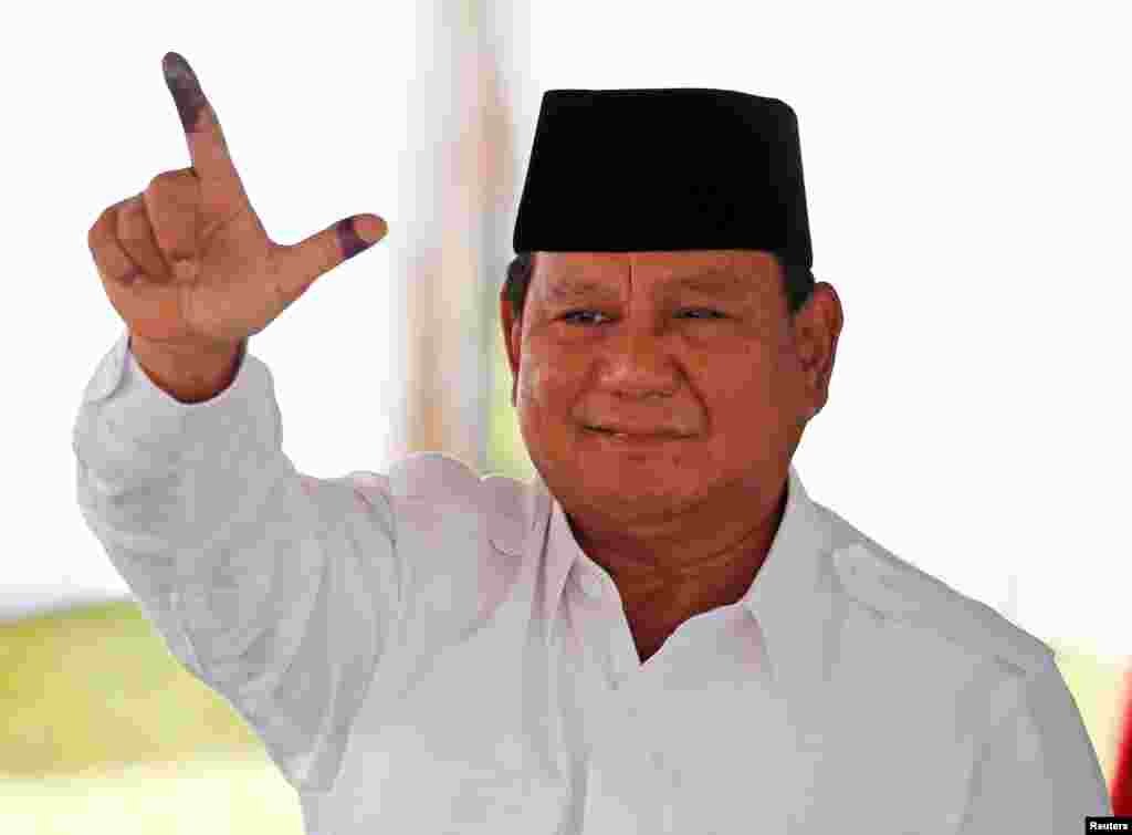 Calon presiden nomor urut 2 Prabowo Subianto menunjukkan jarinya yang sudah dicelup tinta setelah melaksanakan hak pilihnya di Bogor, Jawa Barat, 17 April 2019. (Foto: Willy Kurniawan/Reuters)