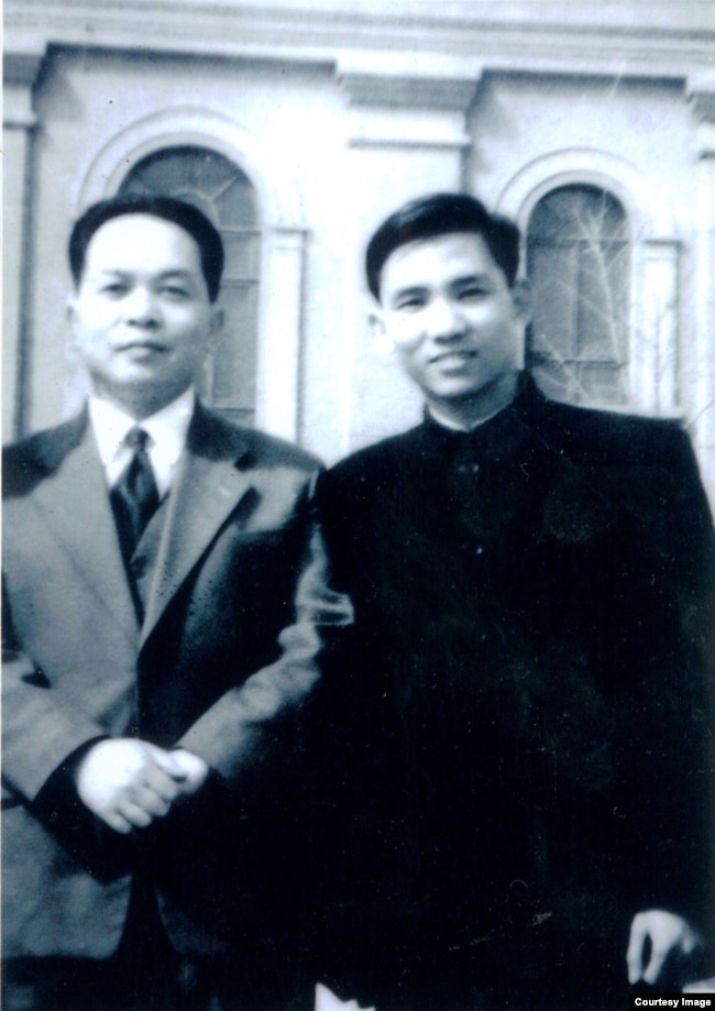 Đại tướng Võ Nguyên Giáp và Đại tá Đoàn Sự sau cuộc gặp với Mao Trạch Đông tại Bắc Kinh năm 1958. Ảnh do Đại tá Đoàn Sự cung cấp.