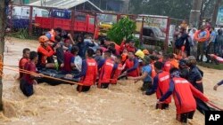 16일 태풍 '라이'로 침수된 필리핀 남동부 마을에서 구조대가 주민들을 돕고있다. (필리핀 해안경비대 제공)