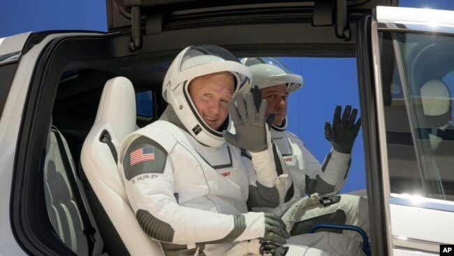 astronautët e NASA-s Douglas Hurley, majtas, dhe Robert Behnken, të veshur me kostumet hapësinore të kompanisë SpaceX