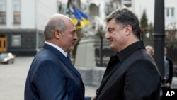 Президент Петро Порошенко вітає президента Білорусі Олександра Лукашенка під час його візиту до Києва, 21 грудня 2014 р.