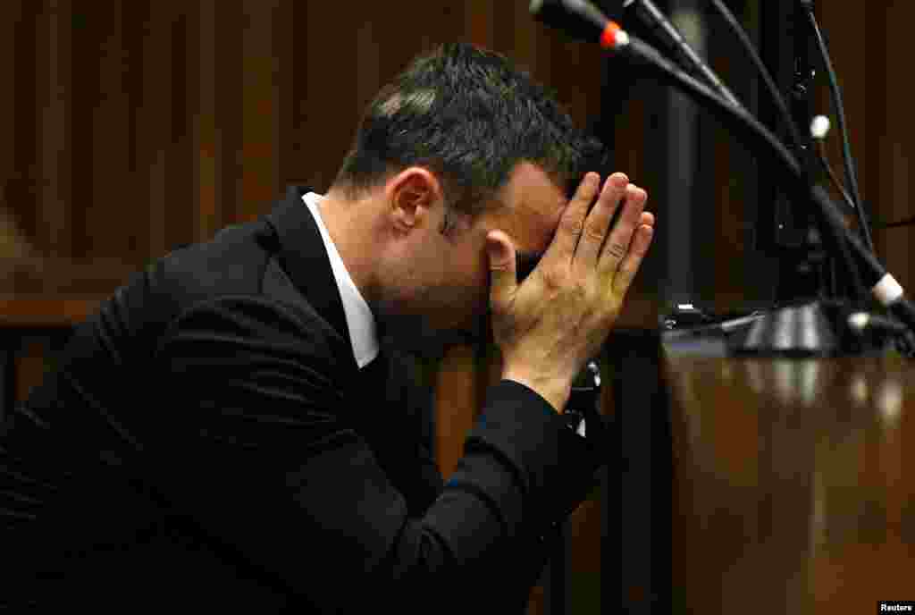 Oscar Pistorius reage durante o julgamento em que é acusado de ter morto a sua namorada Reeva Steenkamp, no Tribunal North Gauteng em Pretória, Março 5, 2014. 