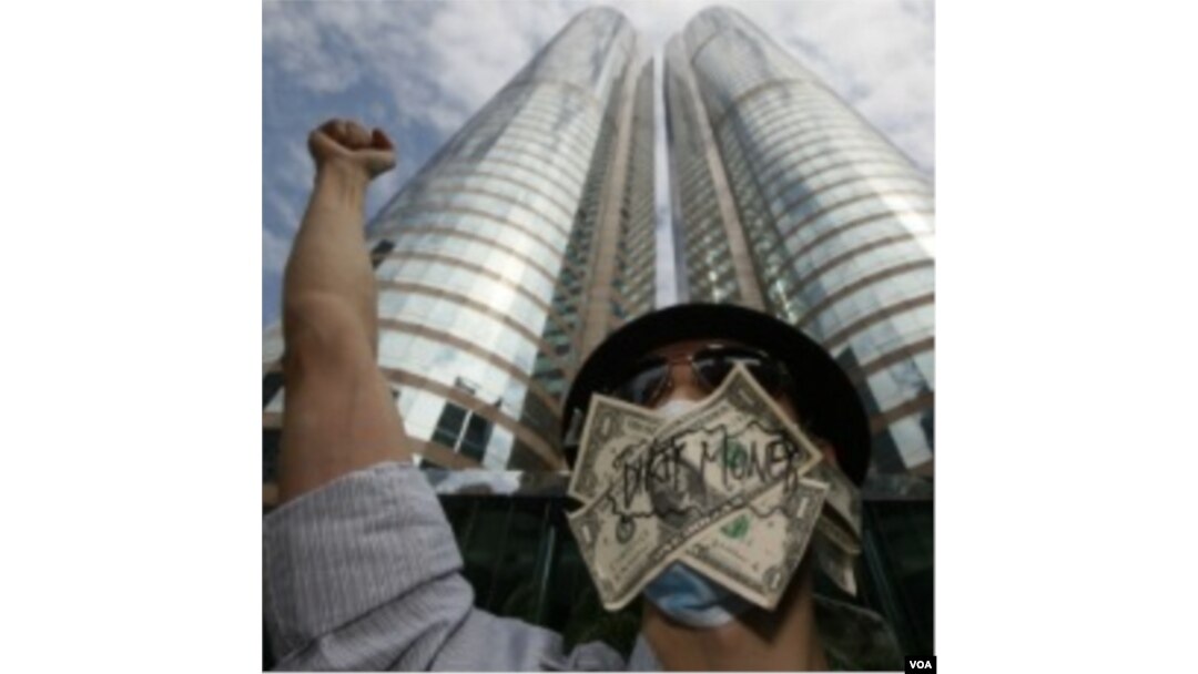 Demonstran anti Wall Street melakukan unjuk rasa di Hong Kong (15/10).