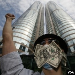 Demonstran anti Wall Street melakukan unjuk rasa di Hong Kong (15/10).