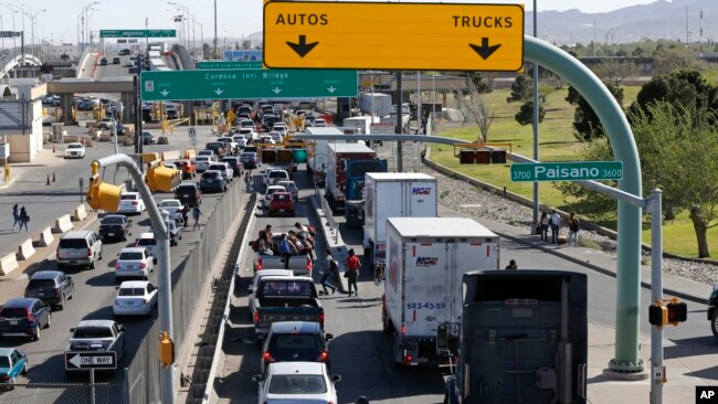 在德克萨斯州埃尔帕索过境点排队等待进入墨西哥的车流。(2019年3月29日)