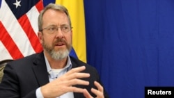 El embajador de Estados Unidos ante Venezuela, James Story, habla durante una entrevista con Reuters desde Bogotá, el 12 de abril de 2019.