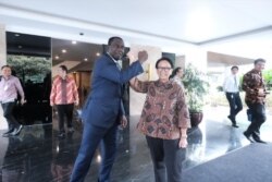 Menteri Luar Negeri Indonesia Retno Marsudi ketika bertemu sejumlah pejabat. (Foto: Courtesy/Kemenlu RI)