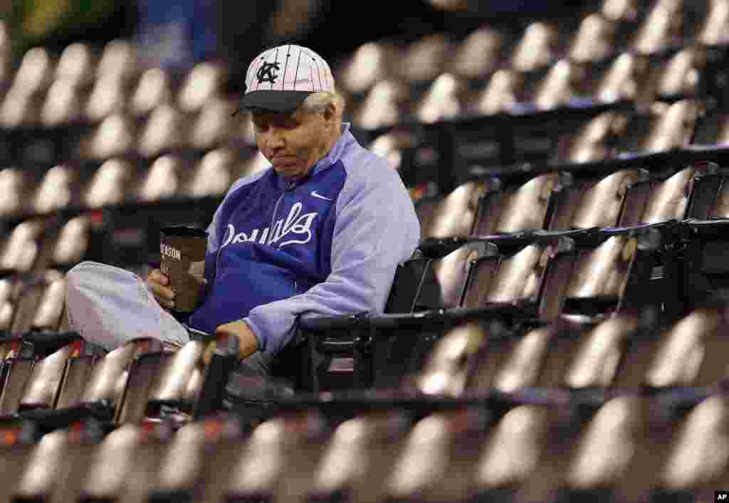Seorang penggemar Kansas City Royals duduk setelah tim kesayangannya kalah dari&nbsp;San Francisco Giants dalam kejuaraan dunia bisbol di&nbsp;Kansas City, Missouri (29/10).&nbsp;(AP/Jeff Roberson) 