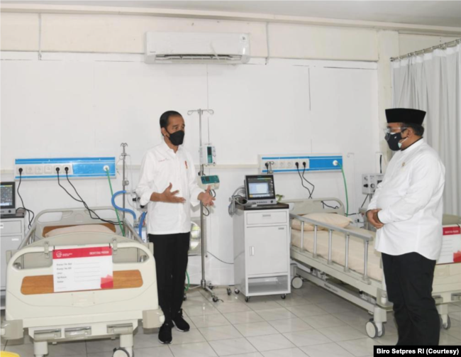 Presiden didampingi Menteri Agama meninjau Persiapan RS Darurat Wisma Haji. (Foto: Courtesy/Biro Pers)