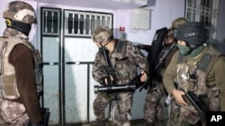 عملیات نیروهای صدتروریسم ترکیه برای بازداشت افراد مظنون به ارتباط با داعش - آرشیو