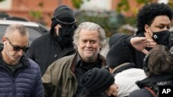 Mantan ahli strategi Gedung Putih Steve Bannon tiba di Kantor Lapangan FBI Washington, Senin, 15 November 2021, di Washington. (Foto: AP/Carolyn Kaster)