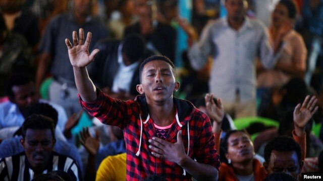 Un homme assiste à une séance de prière à l’Église luthérienne Biftu Bole au cours d'une cérémonie de prière en mémoire des manifestants morts dans la ville de Bishoftu, lors du festival d'action d’actions de grâces du peuple Oromo, à Addis-Abeba, en Ethiopie, 1er octobre 2016. 