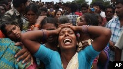 24일 인도 탈랑가나 주 메닥에서 학교 통학버스가 기차와 충돌해 최소 12명의 학생들이 사망했다. 희생자 유가족들이 오열하고 있다. 