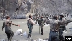 CCTV2021 年 2 月 20 日发布的视频片段显示中印士兵在两国军队发生冲突的事件中和印度士兵位于喜马拉雅山脉喀喇昆仑山脉加尔万山谷的实际控制线 (LAC)。 （法新社图片）