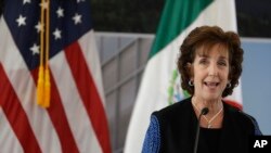 La embajadora de Estados Unidos en México, Roberta Jacobson, durante la ceremonia de colocación de la primera piedra del nuevo edificio de la Embajada en Ciudad de México. Feb. 13 de 2018. Jacobson, que anunció su retiro del cuerpo diplomático en marzo, trabajó hasta el viernes 4 de abril de 2018. 