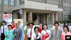 24일 실시된 북한 지방인민회의 대의원 선거를 위해 투표장을 찾은 북한 주민들