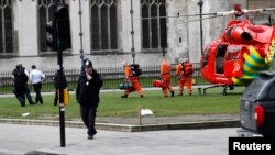 Une ambulance aérienne atterrit au Parlement britannique, à Londres, le 22 mars 2017. 