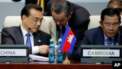 Thủ tướng Trung Quốc Lý Khắc Cường (trái) đang trao đổi với Ngoại trưởng Vương Nghị (giữa) tại Mông Cổ hôm 15/7.