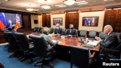 지난달 7일 조 바이든 미국 대통령 (우측 끝)이 보좌관들과 함께 블라디미르 푸틴 대통령과 화상으로 회담하고 있다. (자료사진)