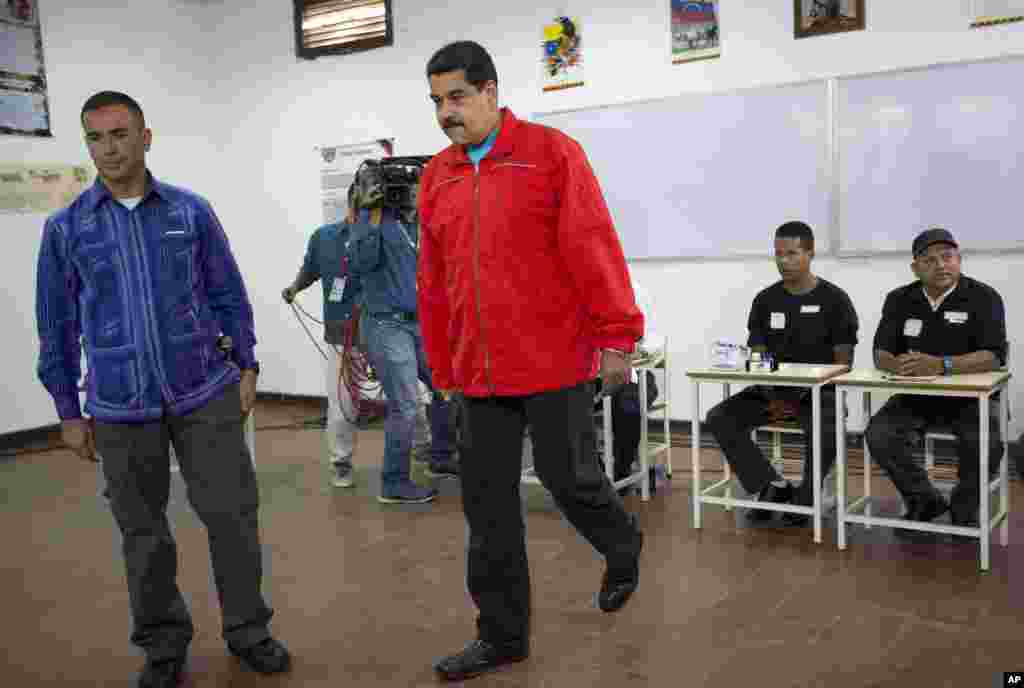 Venezuela&#39;s President Nicolas Maduro arrives at a polling station to vote.